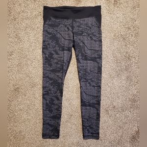 Women's Under Armour black &grey athletic leggings sz large in great condition